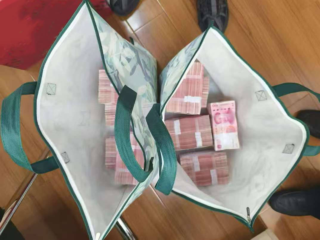 听信假军官“男友”建议 女子百万现金买虚拟币被劝止