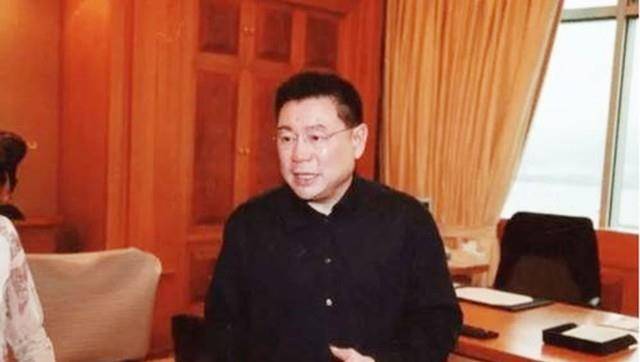 为了躲避税收，他关闭了中国300家公司
