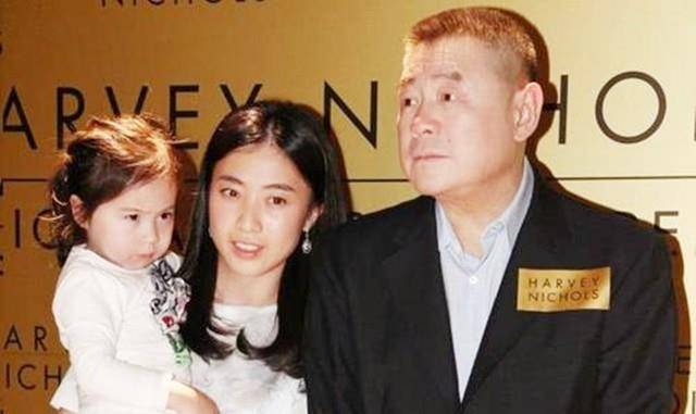 为了躲避税收，他关闭了中国300家公司