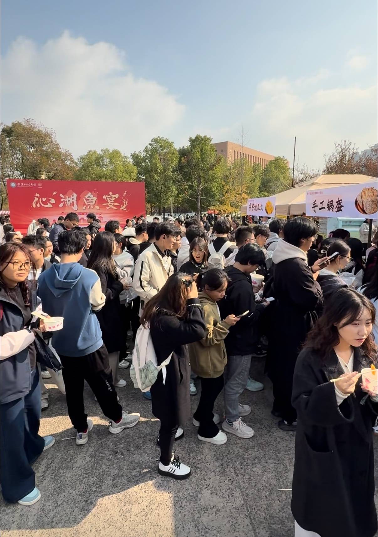 一共15000斤！武汉科技大学师生连年“摸鱼”，今年的“捕鱼王”摸了20.5斤