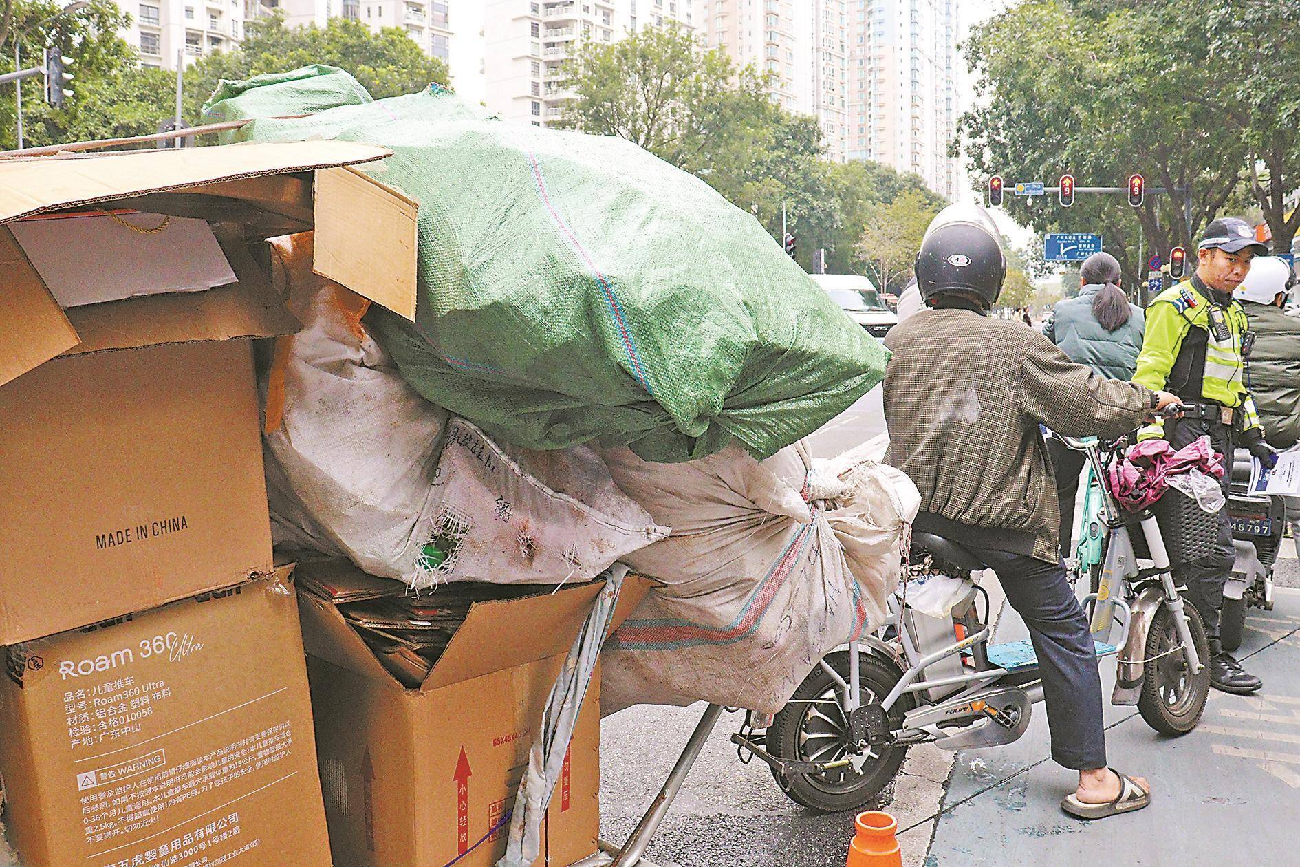 广州交警对“电鸡”车主开展路面劝导：本月30日起不戴头盔者将被罚