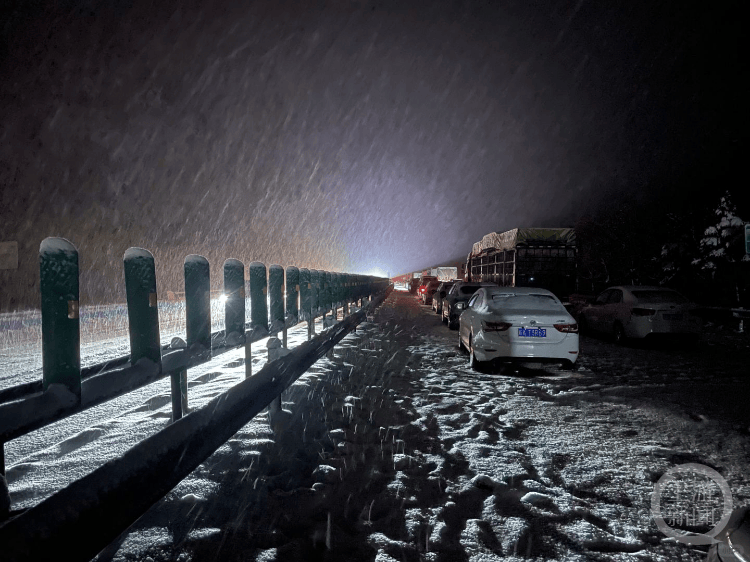 陕西多条高速路因暴雪管制有车主被困12小时，交警开车压速带小车出山区