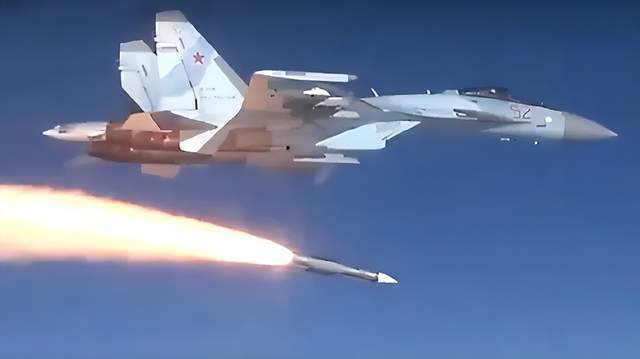 世界纪录！俄军130公里外击落乌克兰苏-27，超视距拦射才是未来？