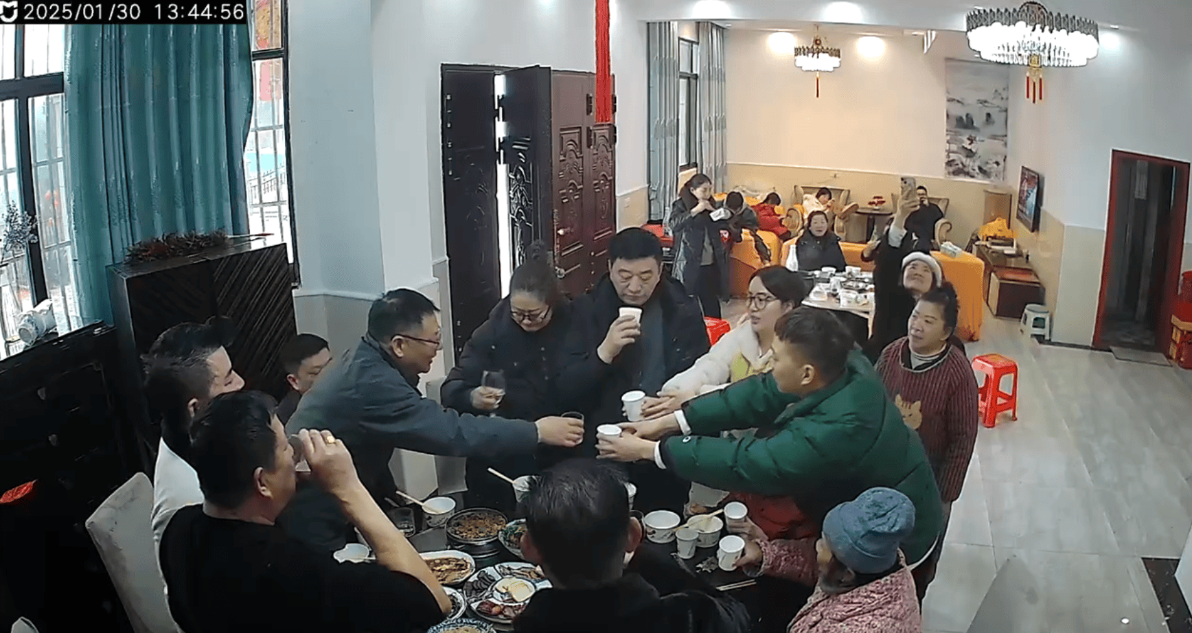 春节热闹5天后，家中只剩外婆独坐桌边，四川小伙晒监控画面：突然心里震了一下