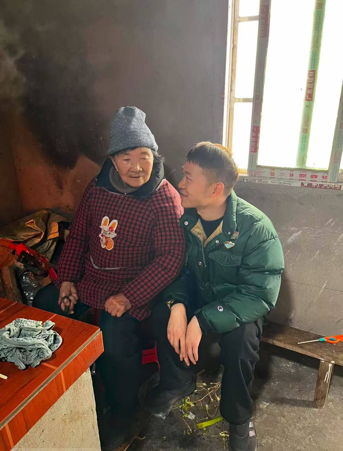 春节热闹5天后，家中只剩外婆独坐桌边，四川小伙晒监控画面：突然心里震了一下
