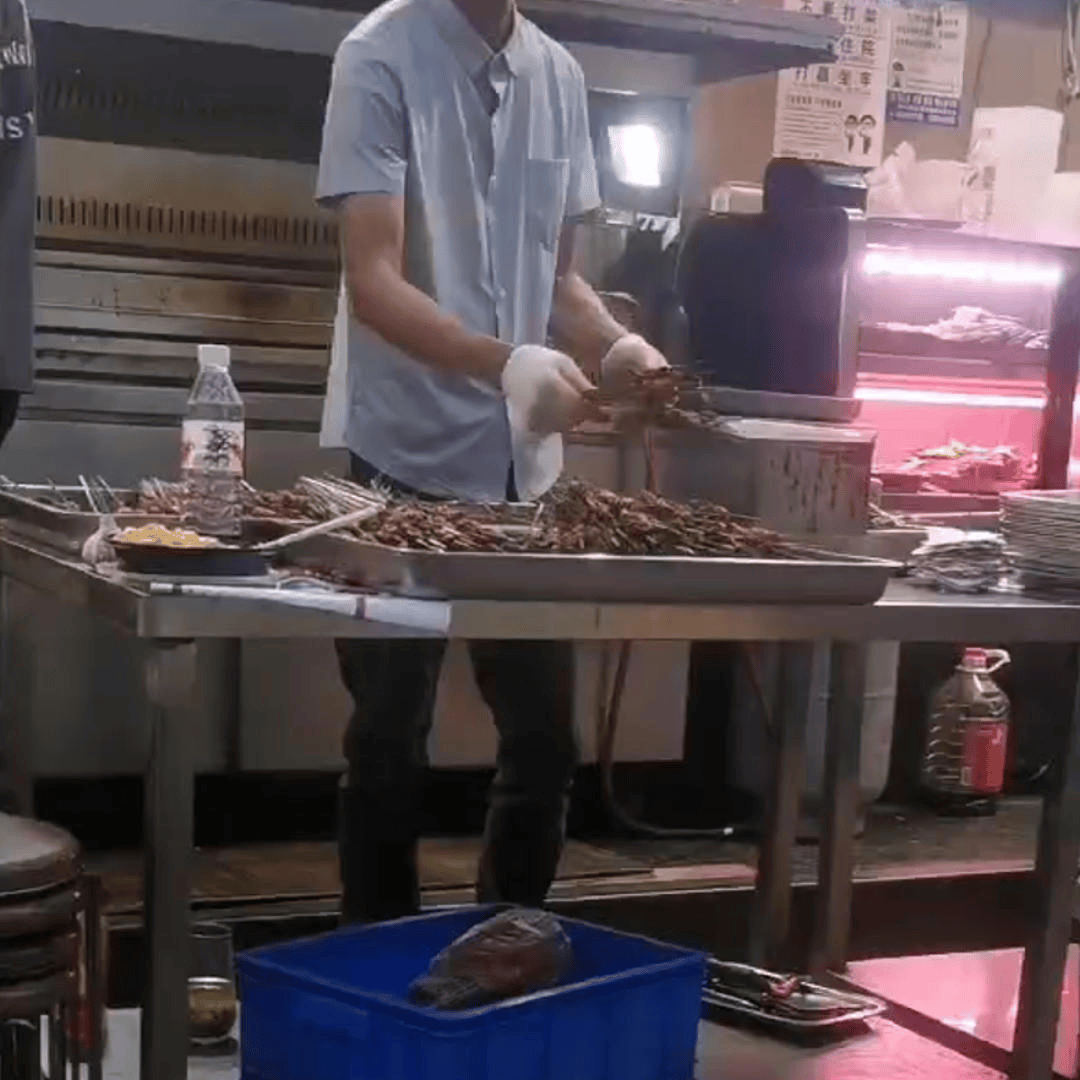 西安一烧烤店将泔水桶内肉串捞出再烤? 市监部门：烧烤店停业整顿，监控显示肉串未出售