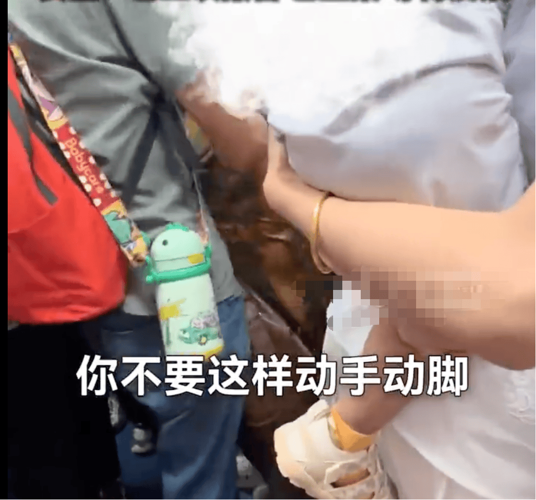 女子地铁拒让座被大妈抠伤脸，家属：她有精神病，我们管不了